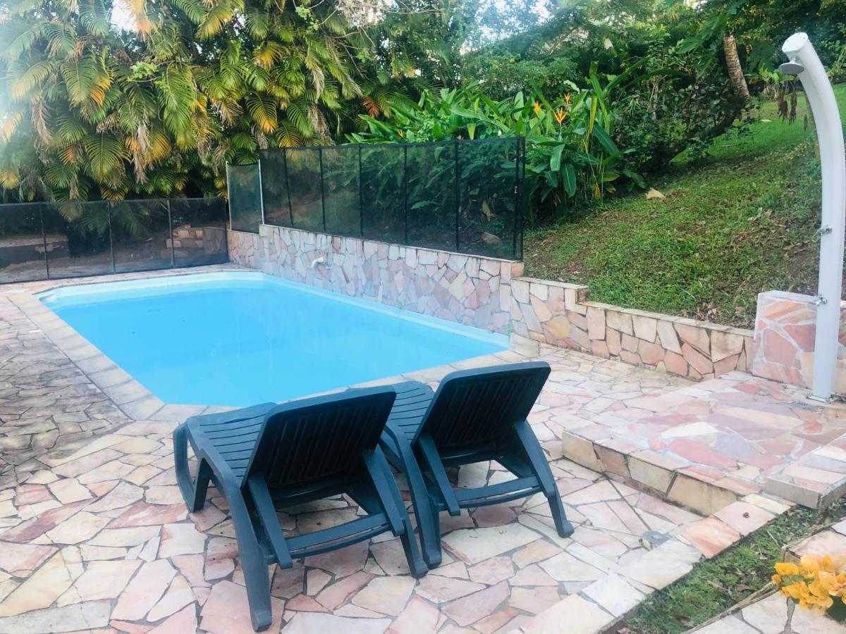 Charmant Bungalow Avec Piscine Saint-Joseph Bagian luar foto